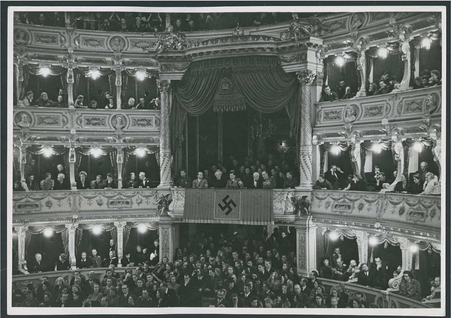 Balkonfoto im zweiten Weltkrieg